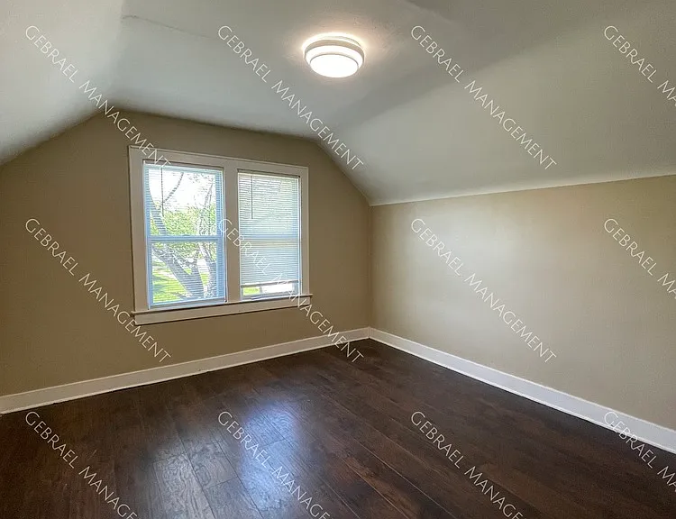 916 Perry St — Photo 13