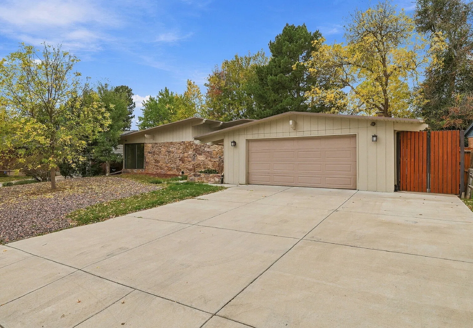 4 bed, 3.0 bath, 2589 sqft, $2,705 — Photo 1