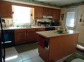 Kitchen w/center island