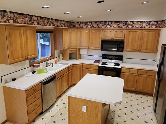Spacious kitchen w/island.