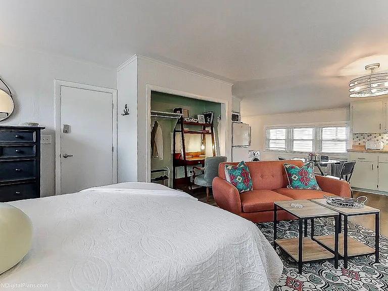 Queen bed and sitting area