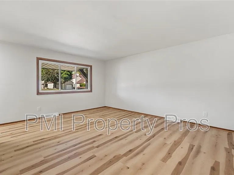 8150 S 88th St — Photo 6