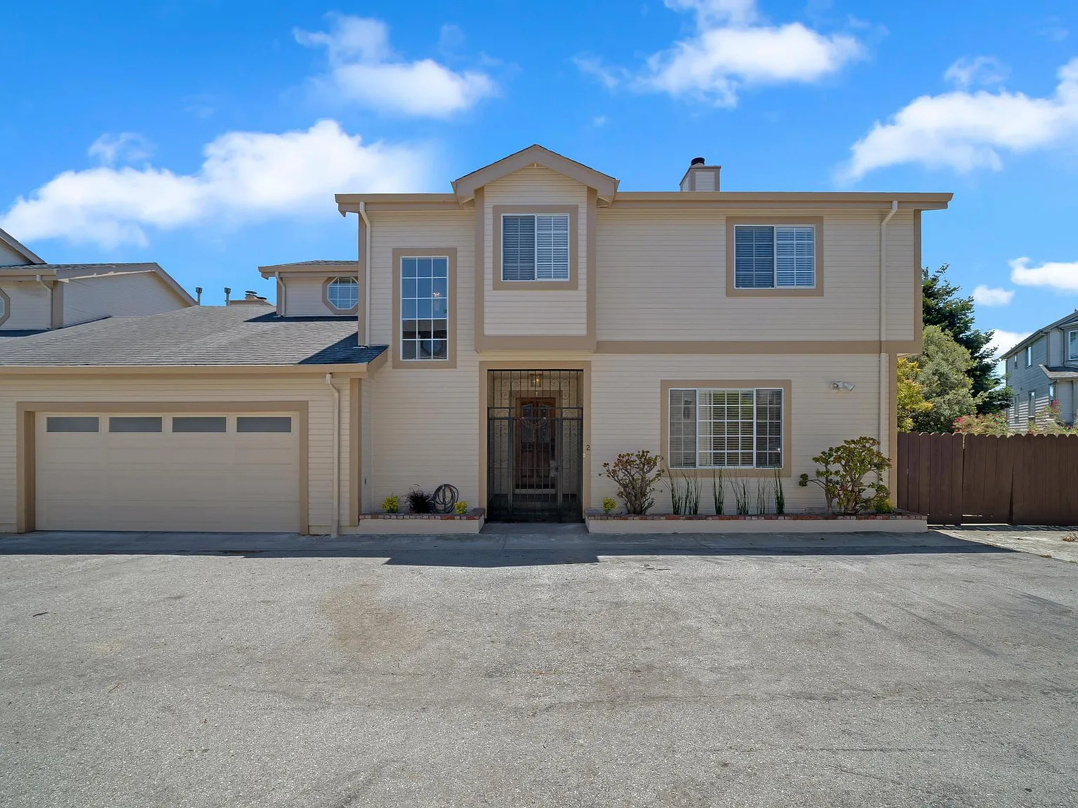 4 bed, 2.5 bath, 2850 sqft, $6,950 — Photo 2