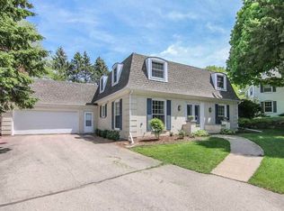 17 Mount Rainier Ln, Madison, WI 53705