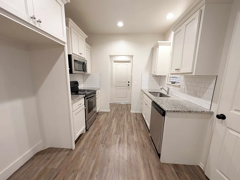 425 Chalk Hill Ct — Photo 8