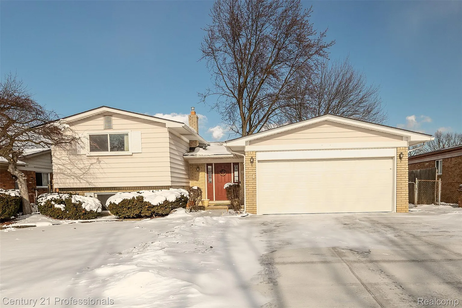 4939 Duchess Dr photo 1