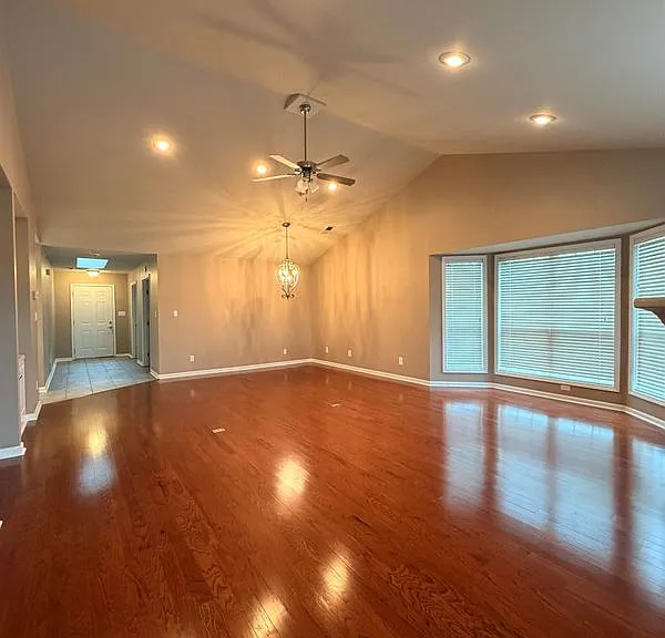 31 Enclave — Photo 4