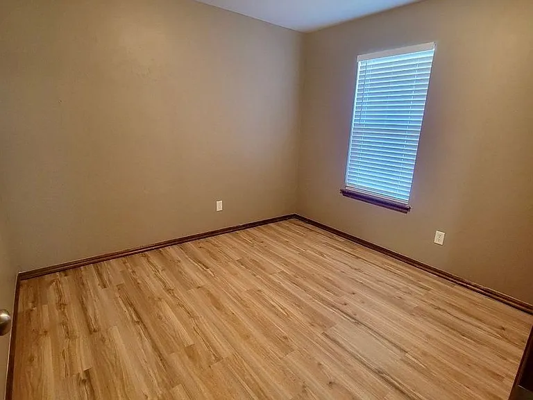 629 Loyd Ln — Photo 15