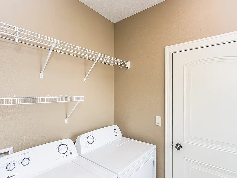 1647 Glade Dr SW — Photo 7