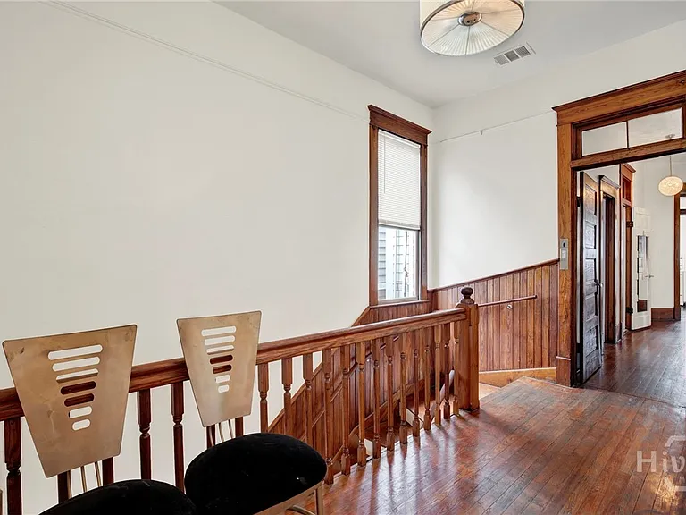 114 W Waldburg St — Photo 26