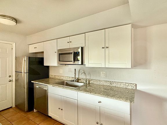 4th image of 140 E Riviera Dr
