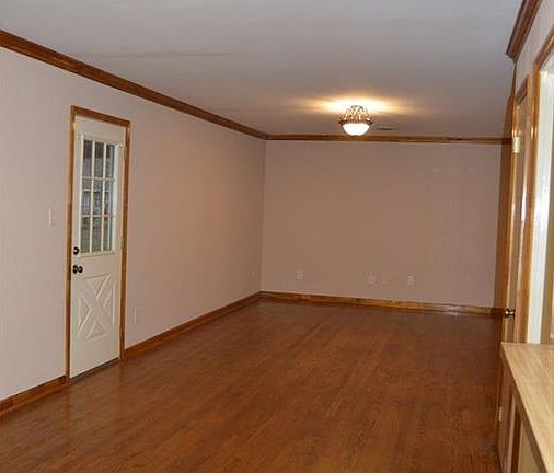 3rd image of 3447 Royal Crest Dr