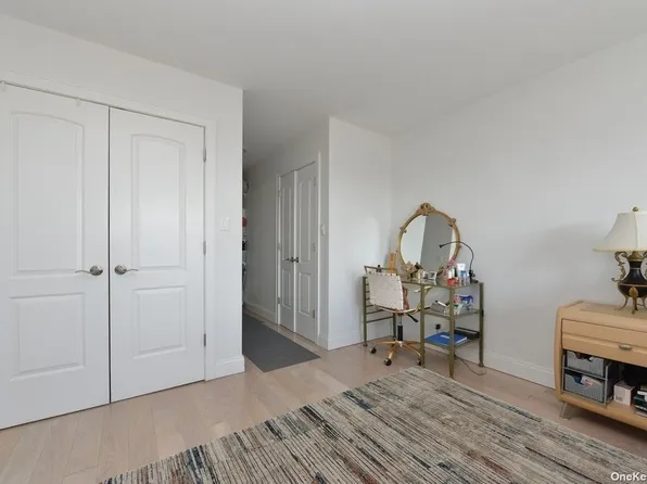 61-20 Grand Cent Parkway image 27 of 32