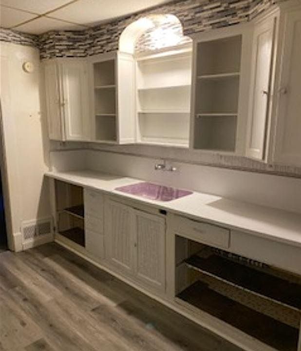 1st image of 913 E 3rd St #1