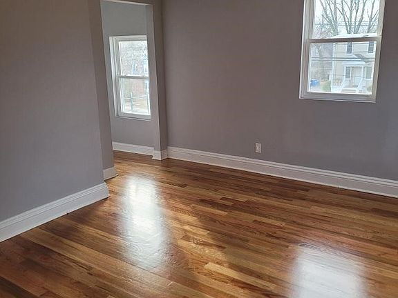 Living Room - spacious and bright