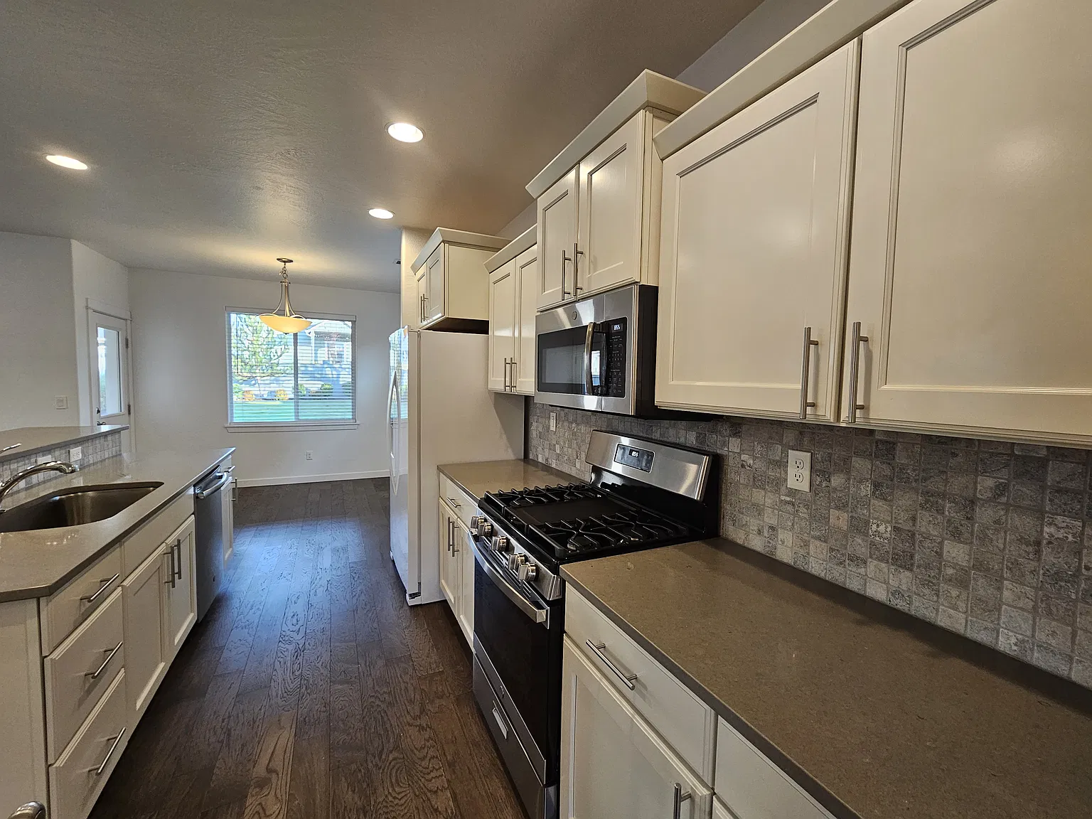 3 bed, 2.5 bath, 1743 sqft, $2,450 — Photo 4