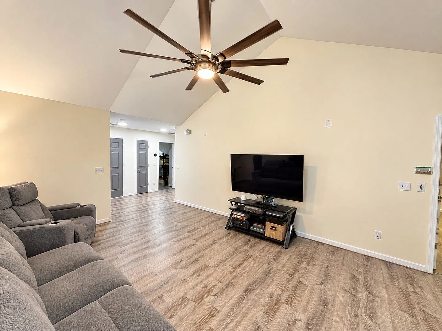 3 bed, 2.0 bath, 1803 sqft, $2,600 — Photo 4