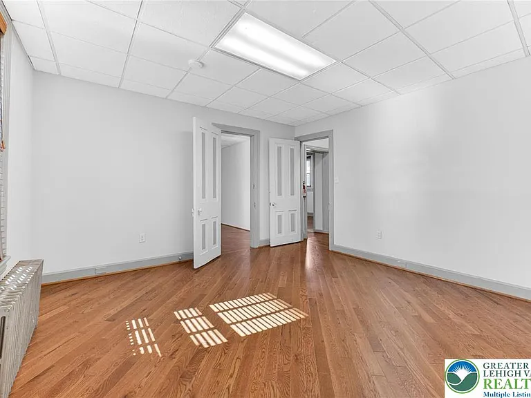 401 W Broad St — Photo 22