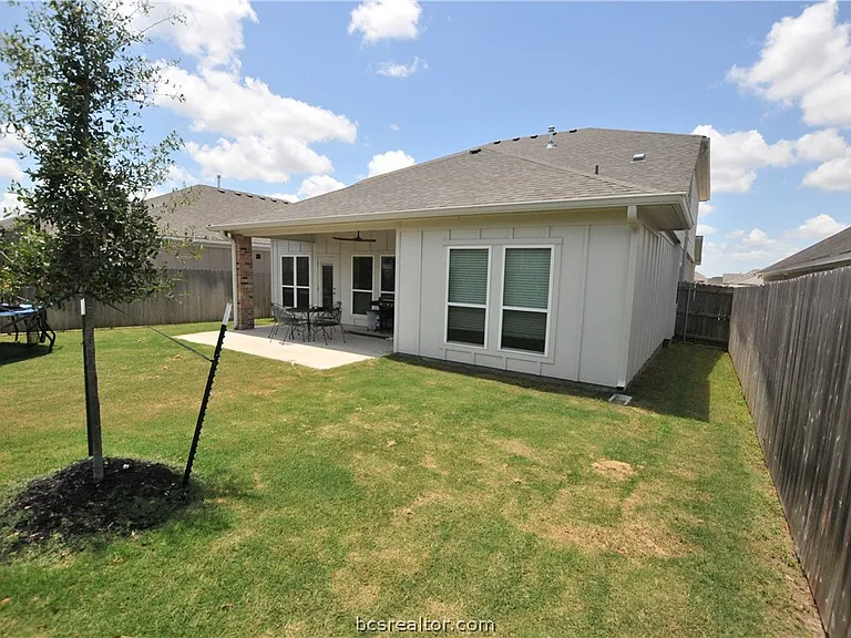 6215 Rockford Dr — Photo 2