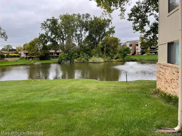 3915 Lone Pine Rd APT 101, West Bloomfield, MI 48323