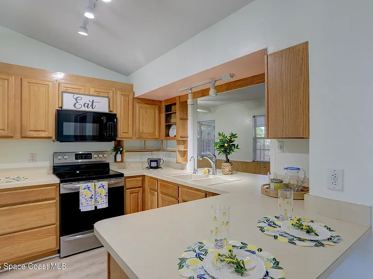 243 Dickens Ave — Photo 10