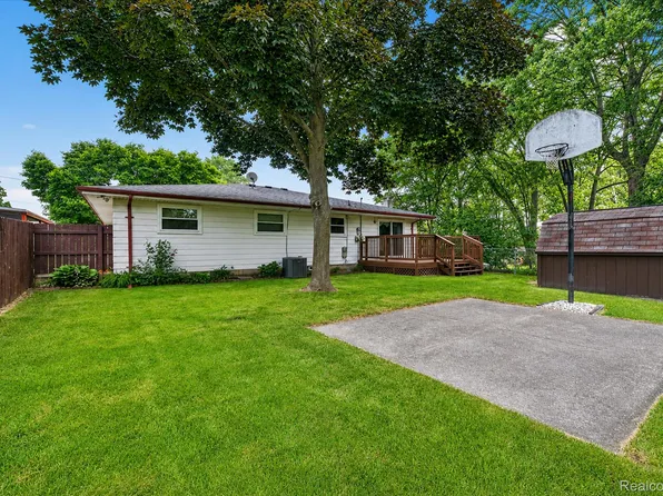 2721 Edgefield Dr, Waterford, MI 48328