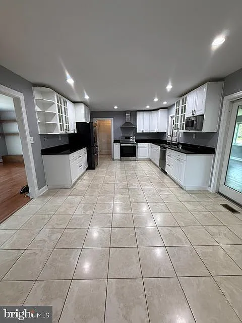 4 bed, 2.5 bath, 2122 sqft, $4,500 — Photo 2