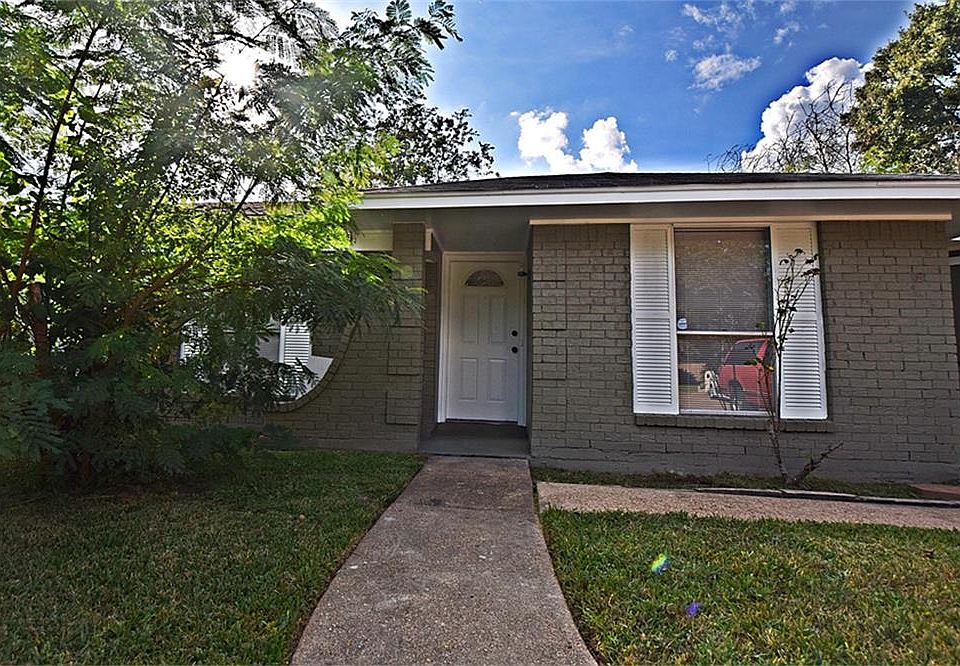1st image of 8911 Chateau Forest Dr