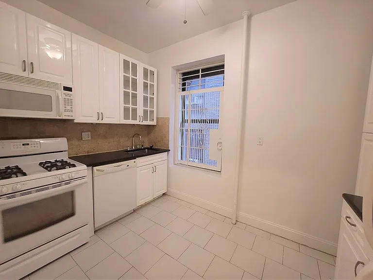 251 W 81st St #2U — Photo 7