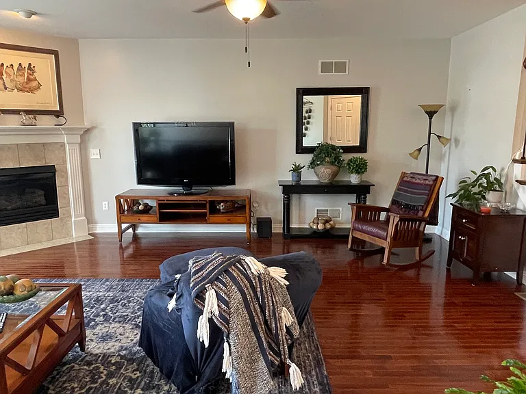 574 E Vanderbilt Dr — Photo 4