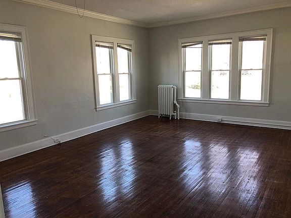 3rd image of 1615 Lowry Ave N APT 1