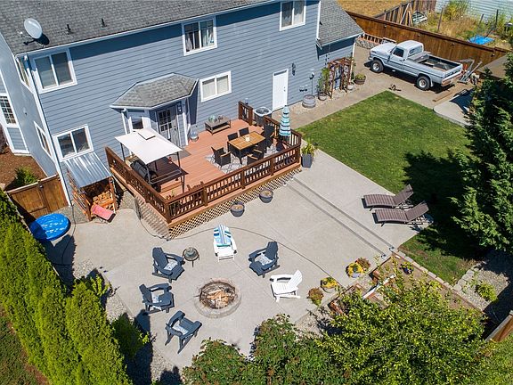 4th image of 161 Tamarack Court N