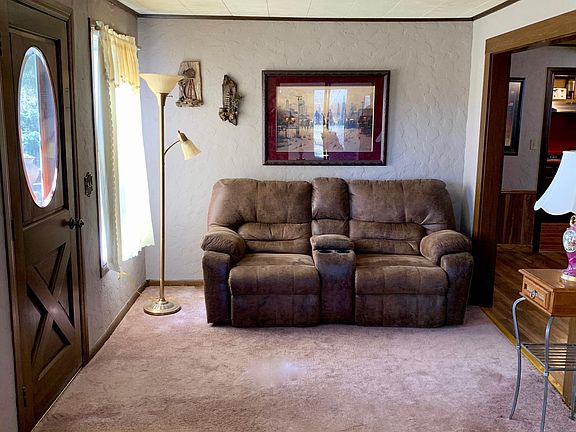 4th image of 105 E 10th St