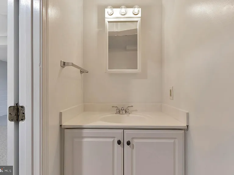 970 N Quintana St — Photo 27