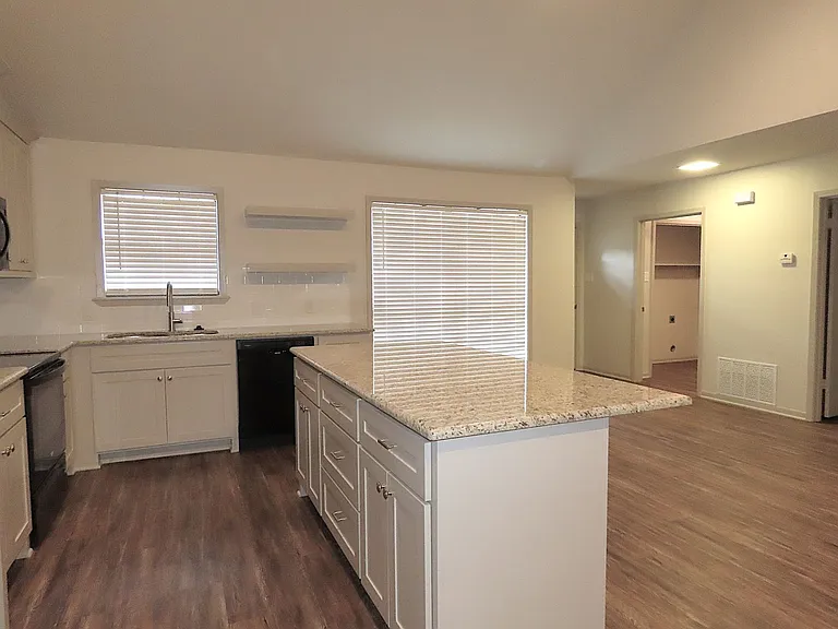 704 Kelli — Photo 9