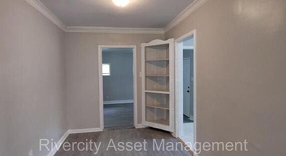 5th image of 2386 Larose Ave