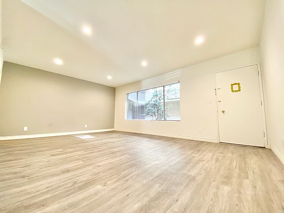 3rd image of 10741 Moorpark St APT 1