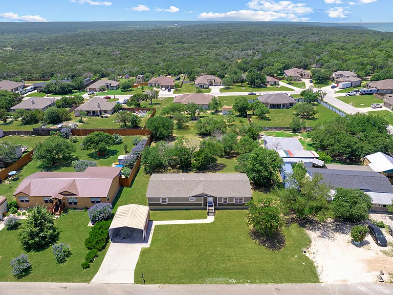 105 Jordan Dr — Photo 2