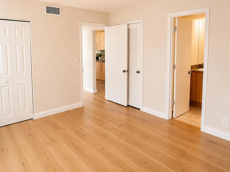 1125 NE 16th Pl #205 — Photo 10