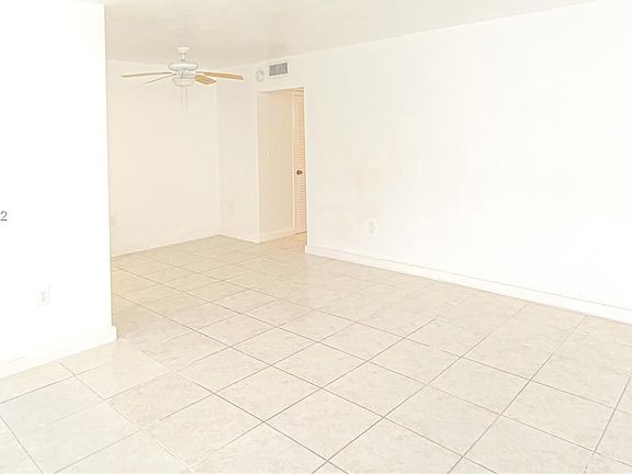 4th image of 701 Collins Ave APT 2D