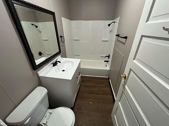 5th image of 58-60 W Park Ave