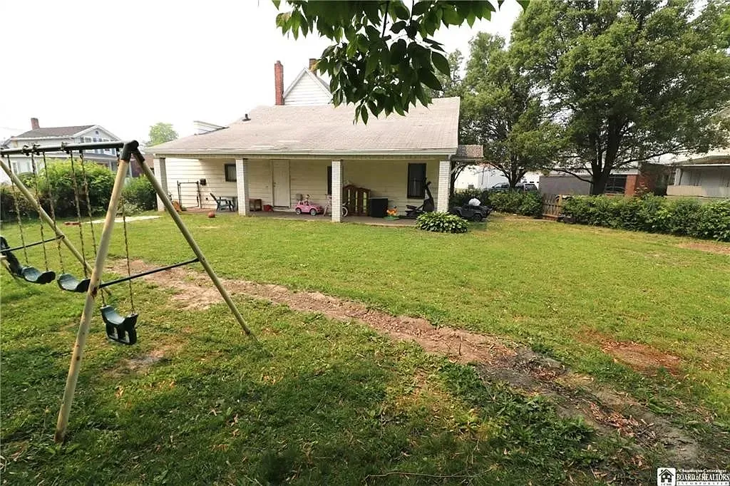 4 Bedroom House near Lake Erie @ Main & King Street — Photo 3