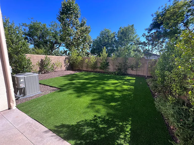 BACKYRAD WITH ARTIFICAL GRASS