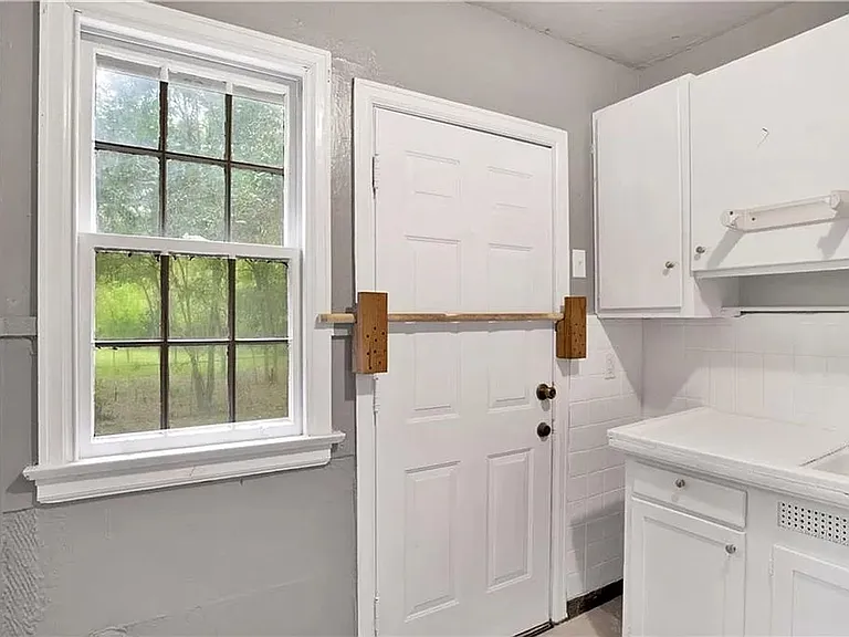 2103 E Victory Dr — Photo 12