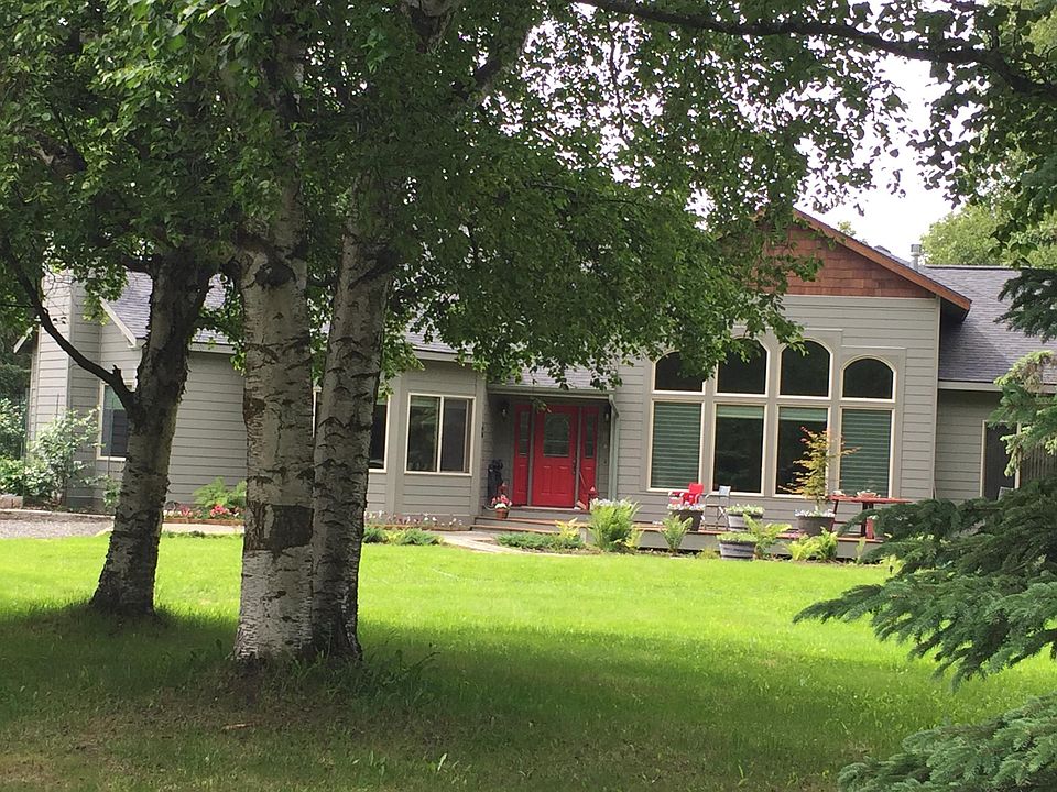Front of the building. Sits on 1 1/4 acre. Surrounded by large lots. Close to parks, trails, grocery store, Ace Hardware, Restaurants Starbucks, Kaladi Bros. Churches.