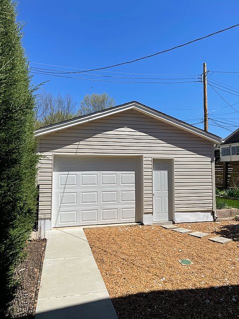 Recently renovated garage for storage (only)