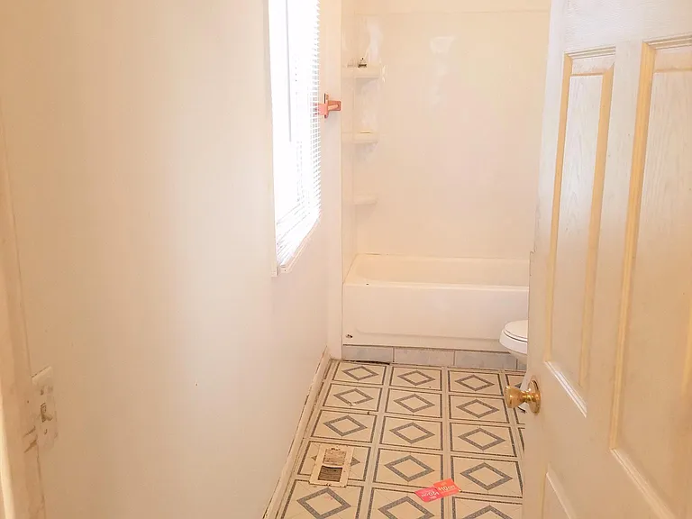1342 Lee St — Photo 7