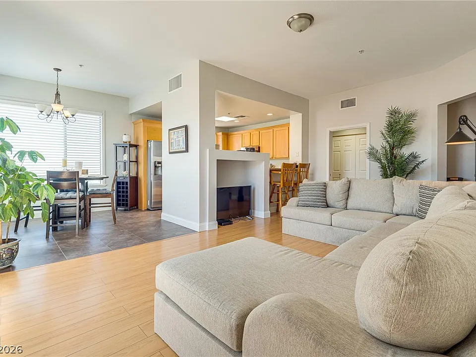 15 E Agate Ave #502