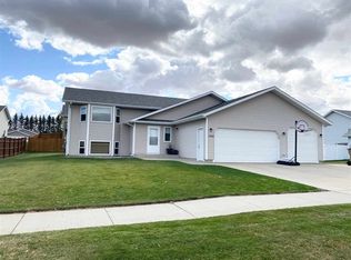 1725 Birch Pl SW, Minot, ND 58701