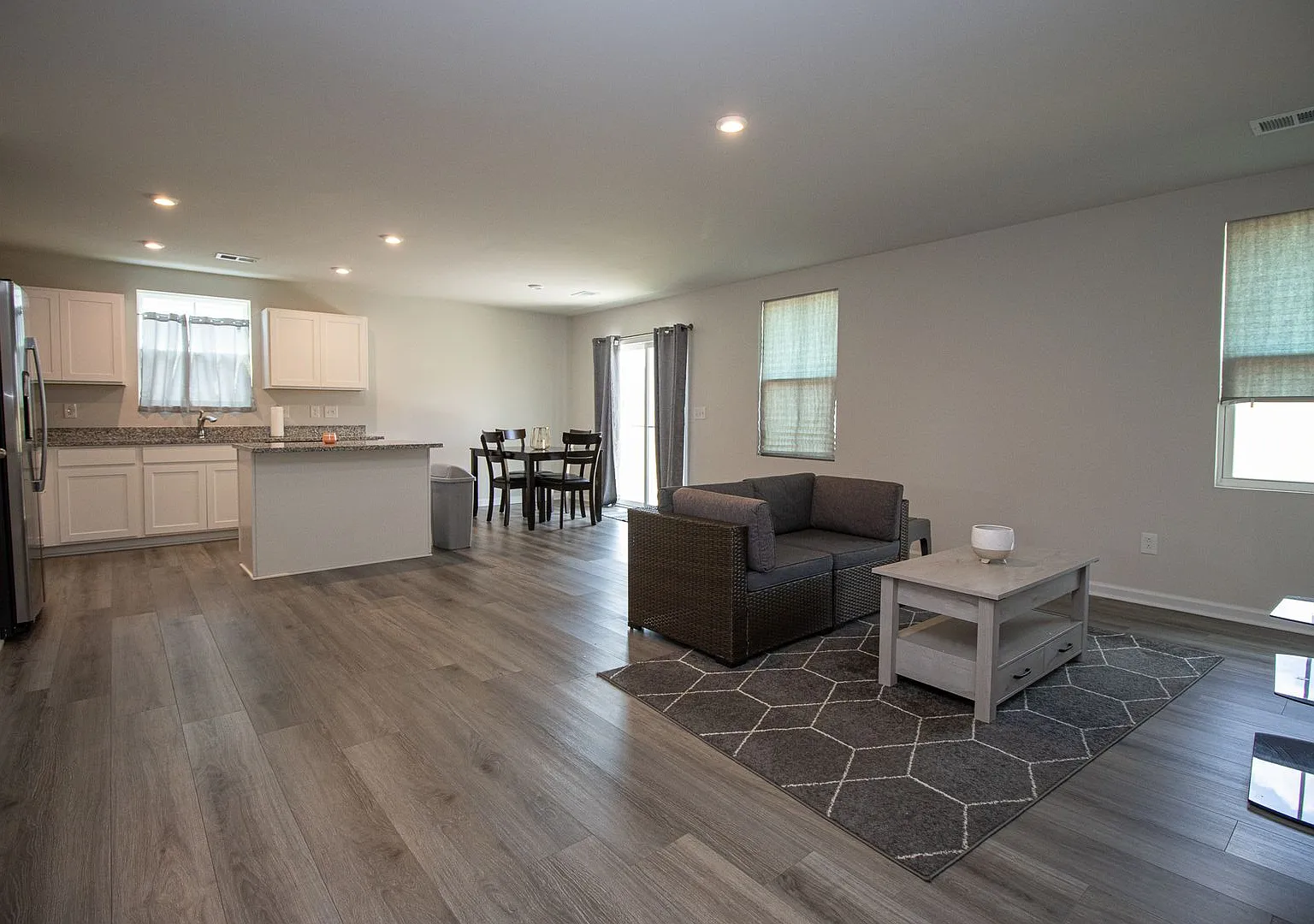 Gorgeous 3 Bedroom, 2 Bath ~ Minutes to Fort Jackson ~ Available Mid October! — Photo 4